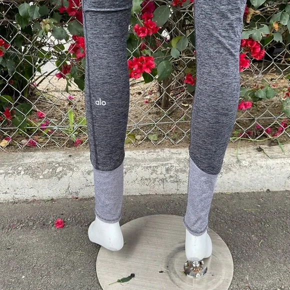 ALO  YOGA TWO PC SET SIZE LARGE TOP AND LEGGINGS - Picture 10 of 16